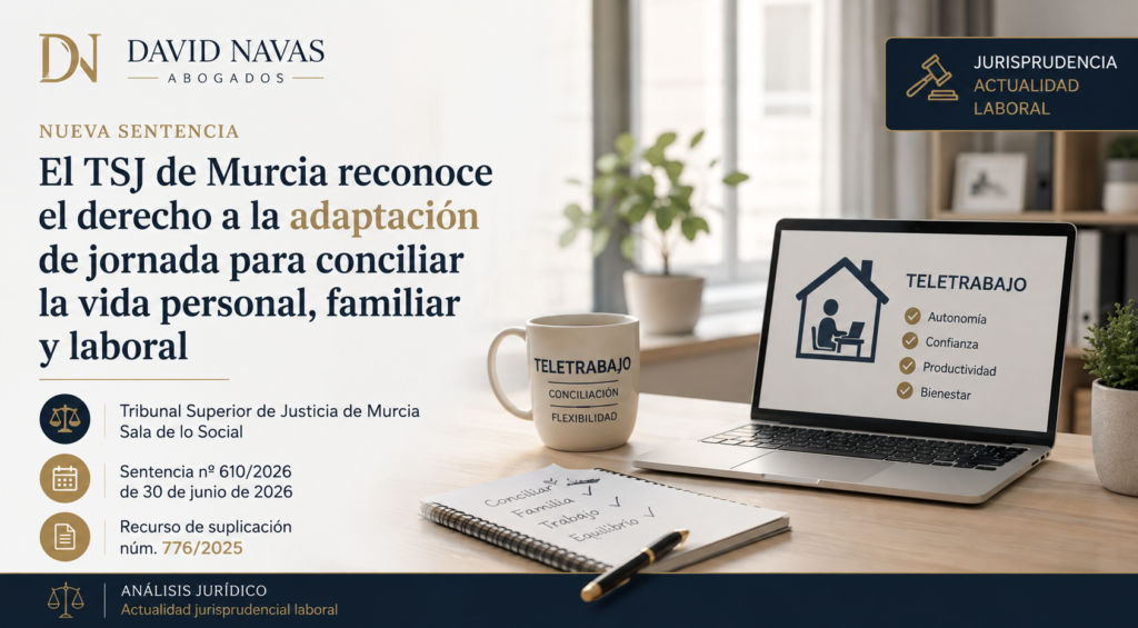 Madre trabajando desde casa en teletrabajo para conciliar vida laboral y familiar con hijos a su cargo